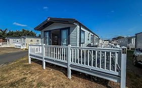Stunning 6 Berth Caravan At Suffolk Sands Holiday Park Ref 45031G